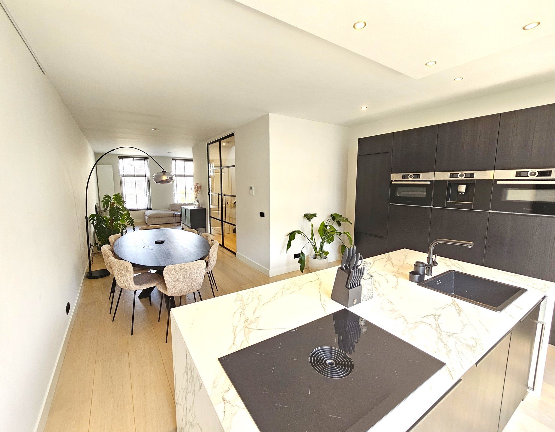 Woning aan de Van Oosterzeestraat te Rotterdam