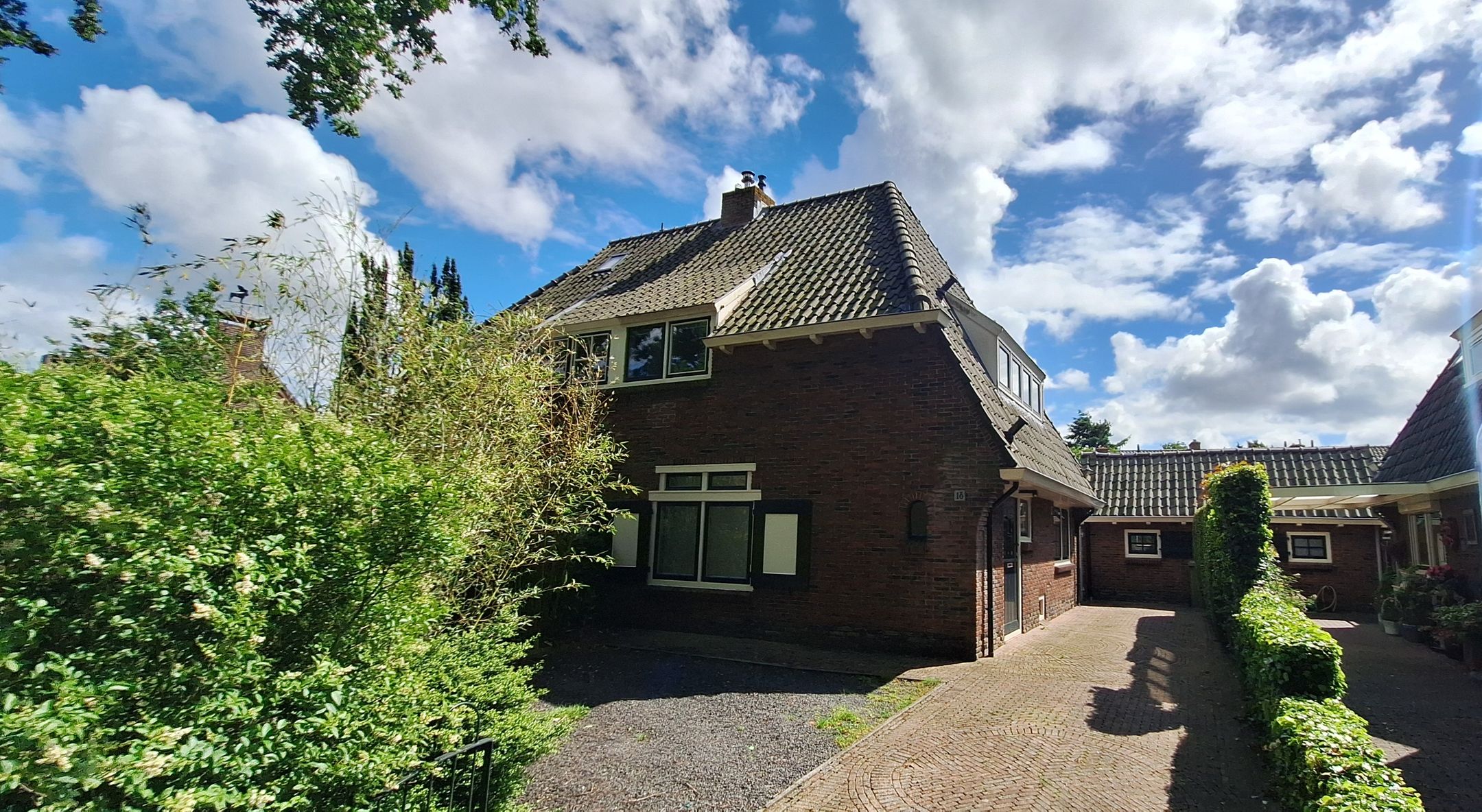 Woning aan de IJsbaanweg te Laren (NH)