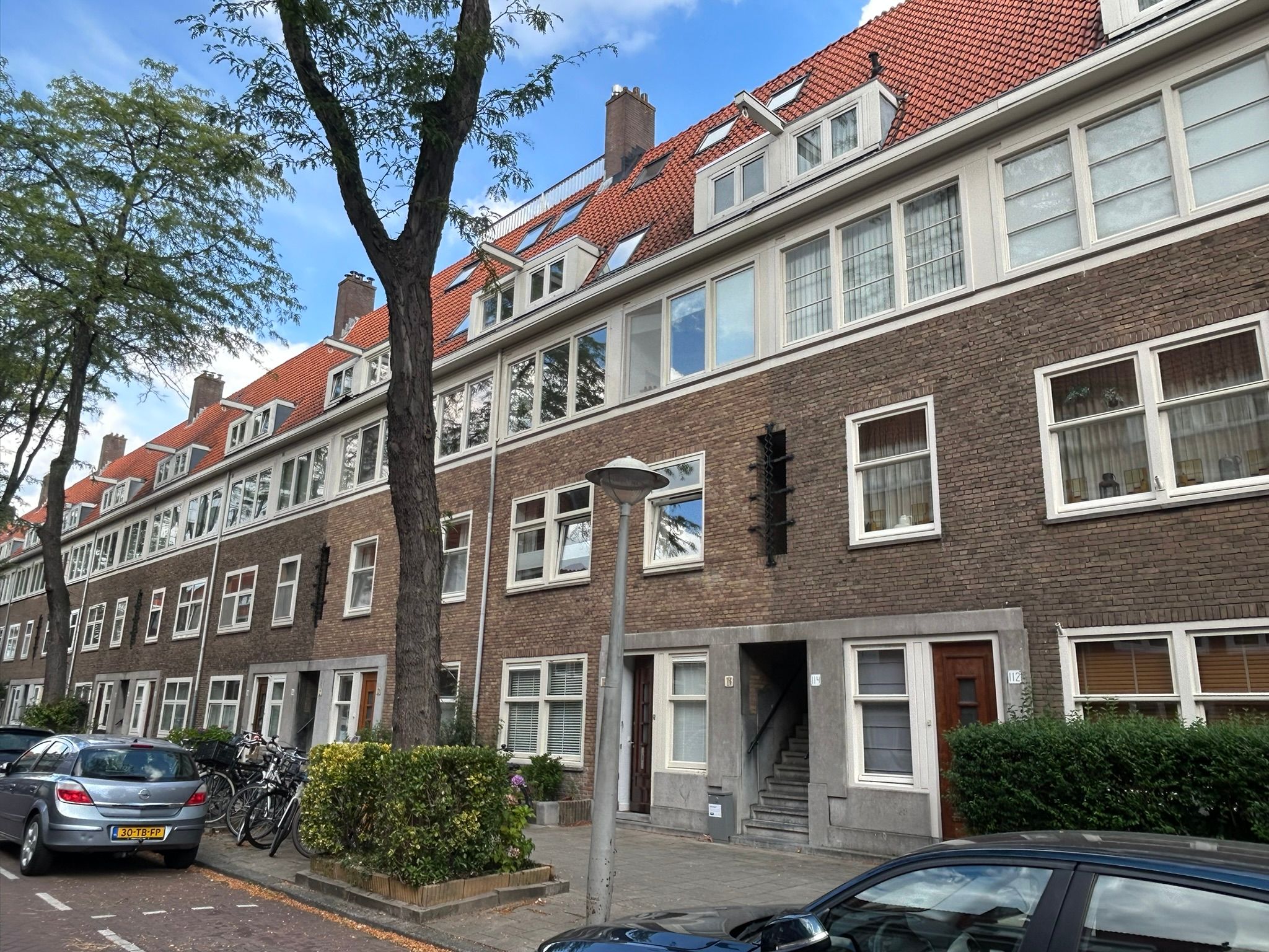Woning aan de Paramaribostraat te Amsterdam