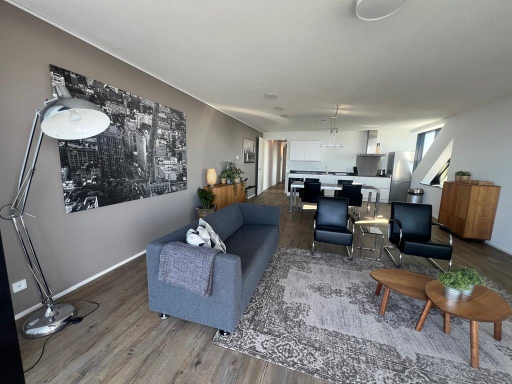 Woning aan de Anna van Buerenplein te Den Haag