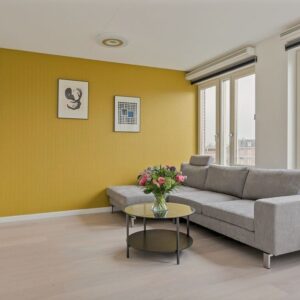 Woning aan de Witte de Withstraat te Amsterdam