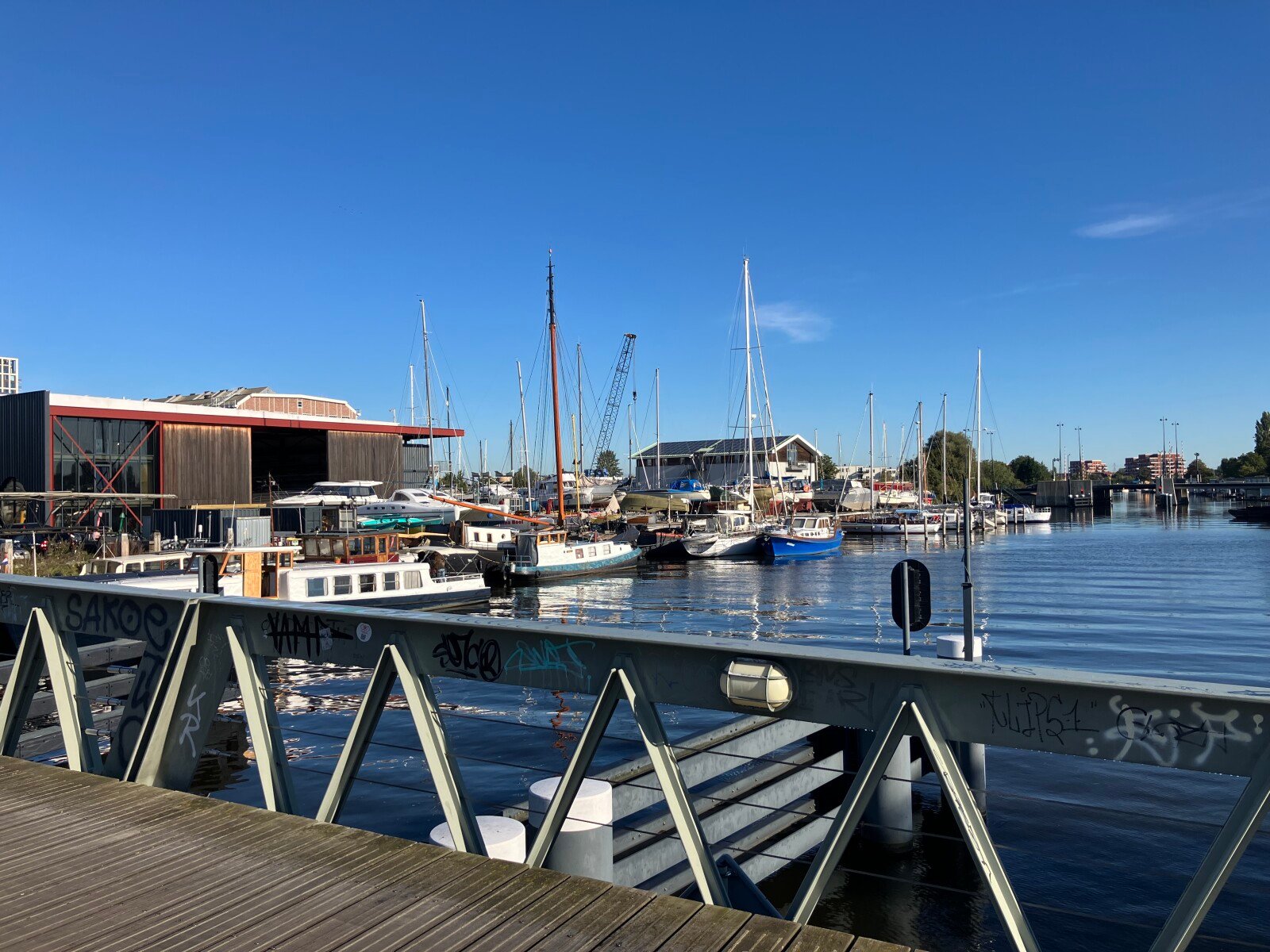 Woning aan de Johan van Hasseltkade te Amsterdam