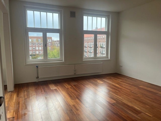 Woning aan de Legmeerplein te Amsterdam