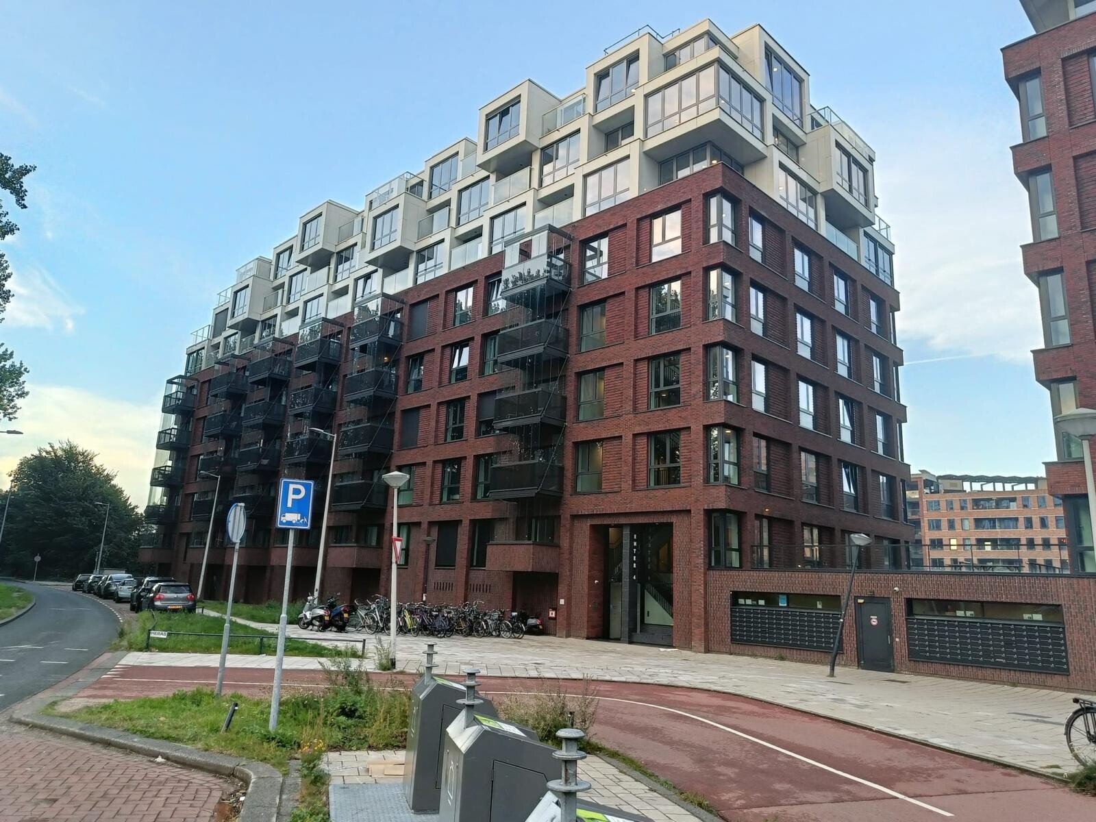 Woning aan de Joan Muyskenweg te Amsterdam