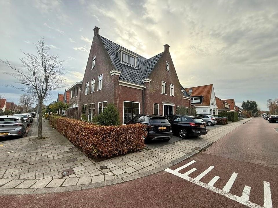Woning aan de Raadhuisstraat te Landsmeer