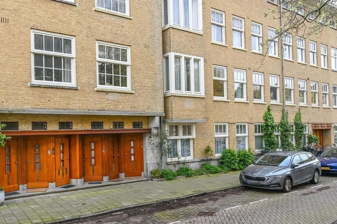 Woning aan de Anthonie van Dijckstraat te Amsterdam