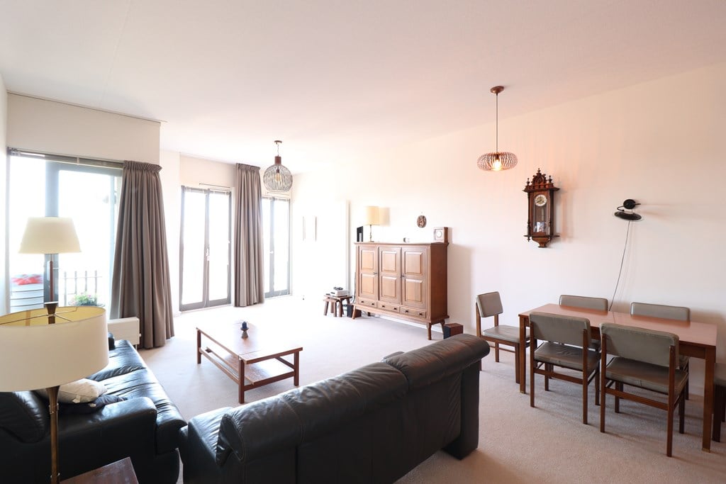 Woning aan de Paradijsplein te Amsterdam