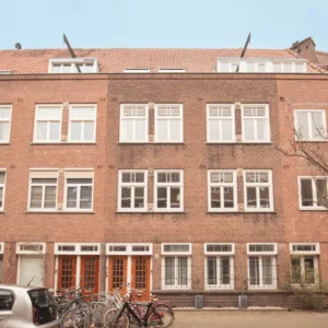 Woning aan de Woubruggestraat te Amsterdam