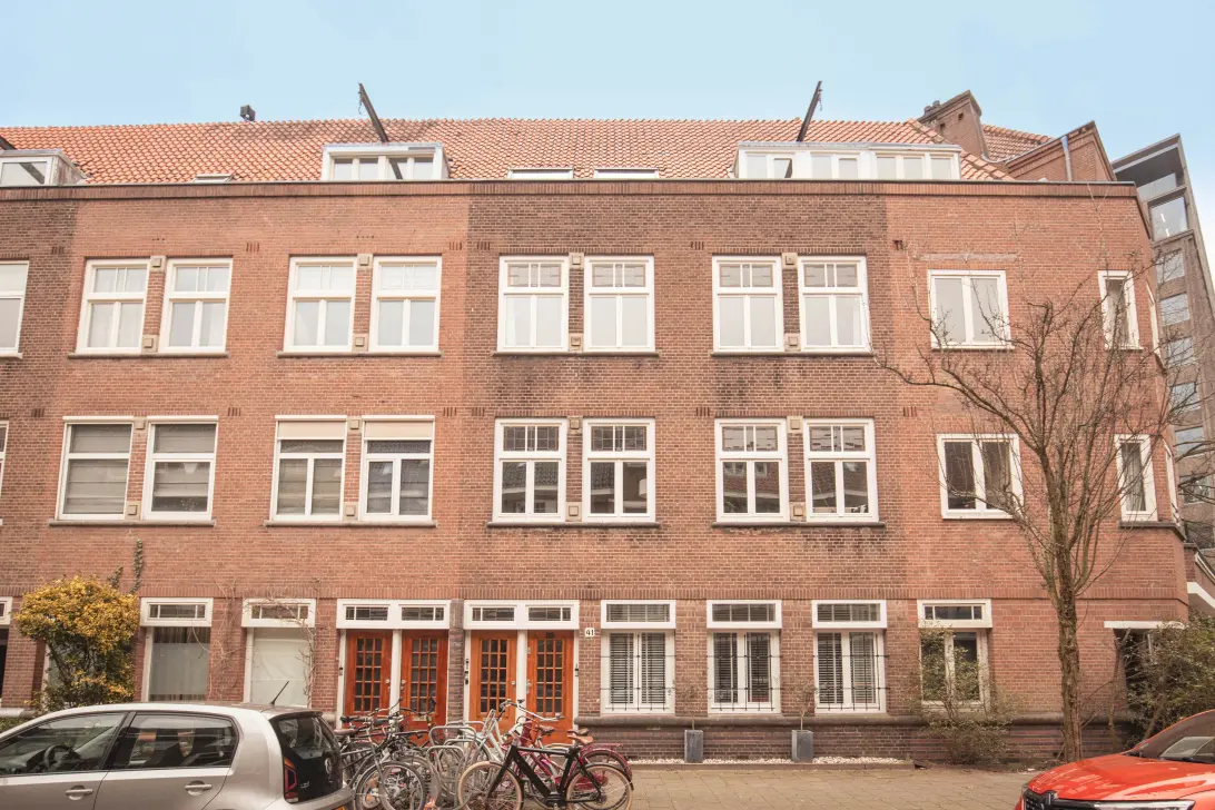 Woning aan de Woubruggestraat te Amsterdam