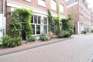 Woning aan de Karthuizersdwarsstraat te Amsterdam