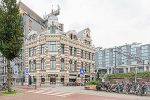 Woning aan de De Ruijterkade te Amsterdam