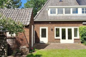 Woning aan de IJsbaanweg te Laren (NH)