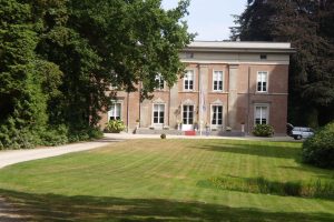 Woning aan de Nieuw-Loosdrechtsedijk te Loosdrecht